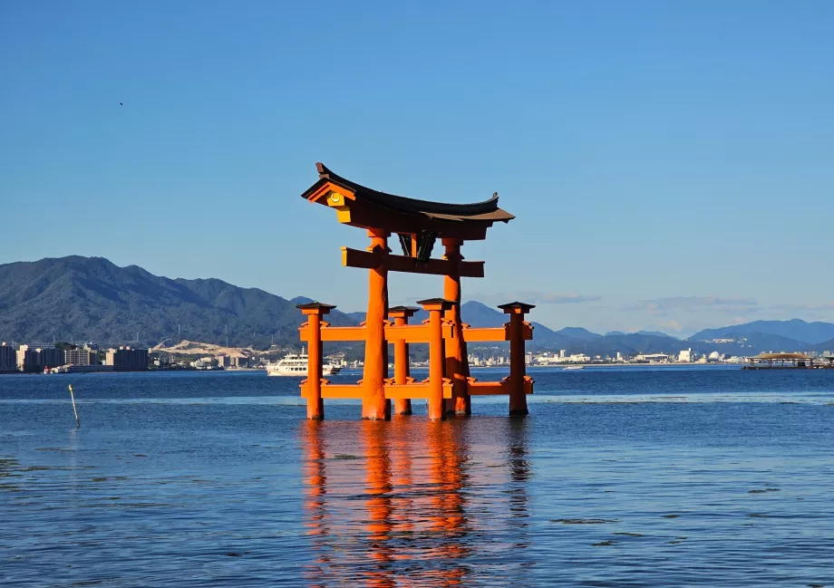 Gerbang Torii saat air pasang