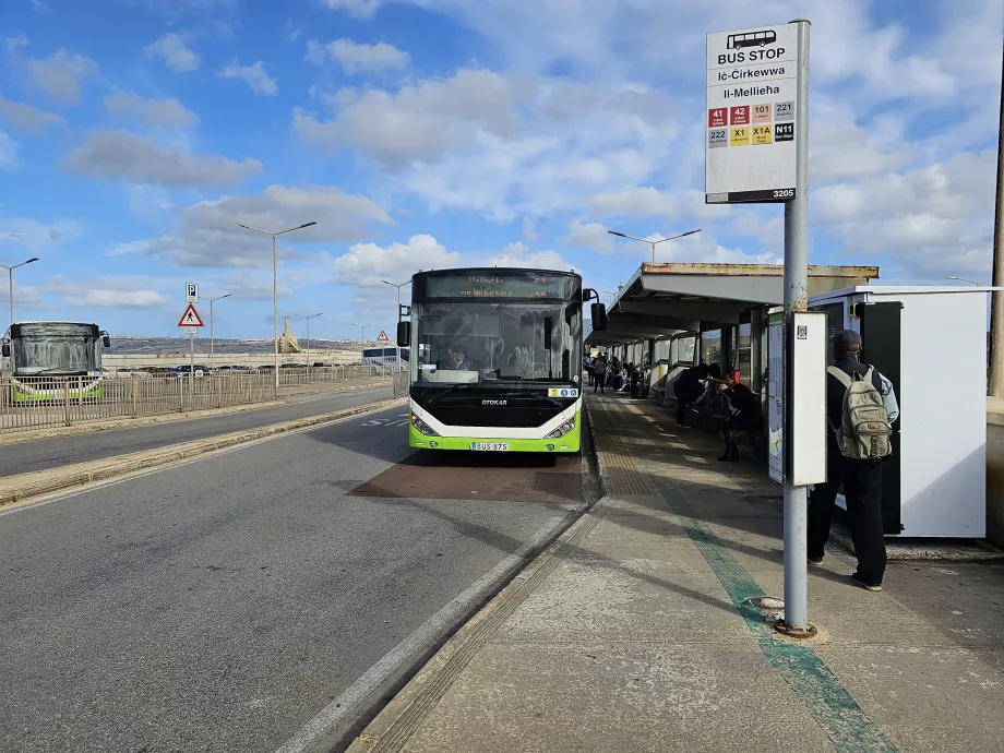 Pemberhentian bus di dermaga Cirkewwa