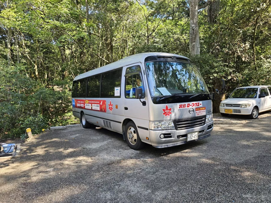 Bus antar-jemput dari pelabuhan ke kereta gantung