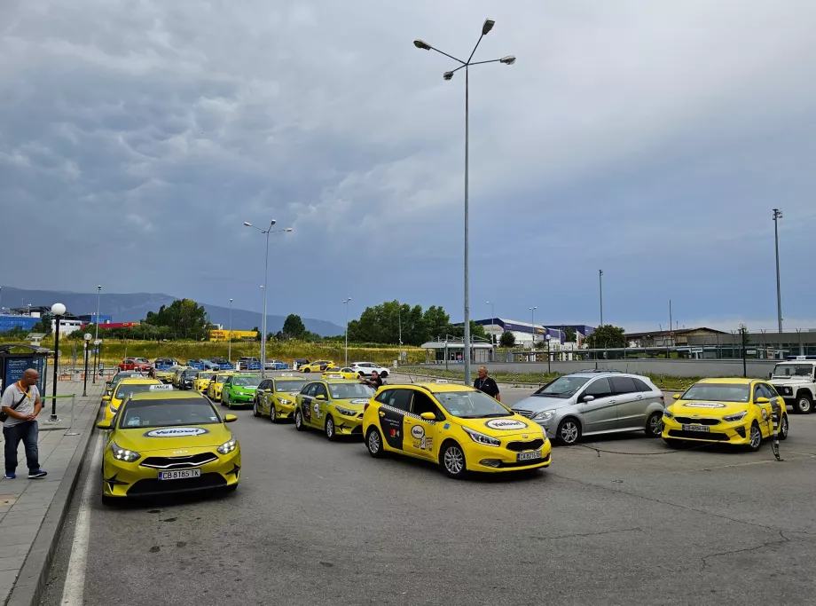 Pangkalan taksi di depan Terminal 2