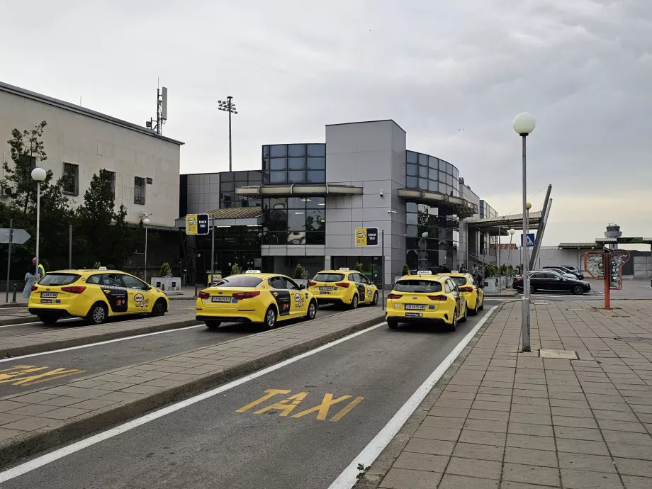 Pangkalan taksi di depan Terminal 1