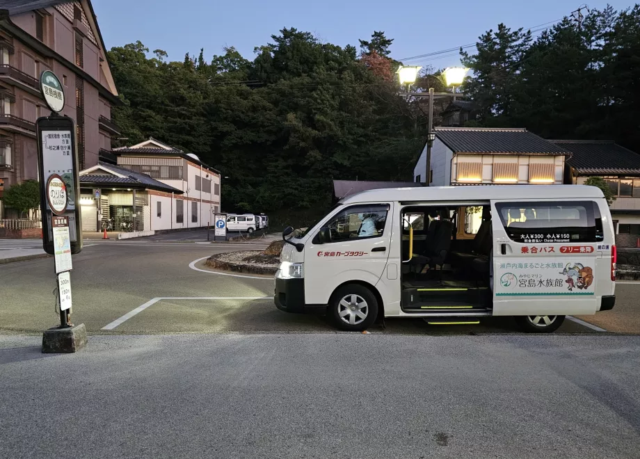 Minibus ke pantai