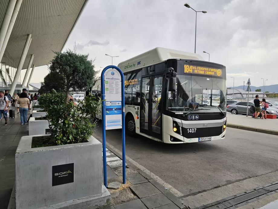 Halte bus di depan Terminal 2