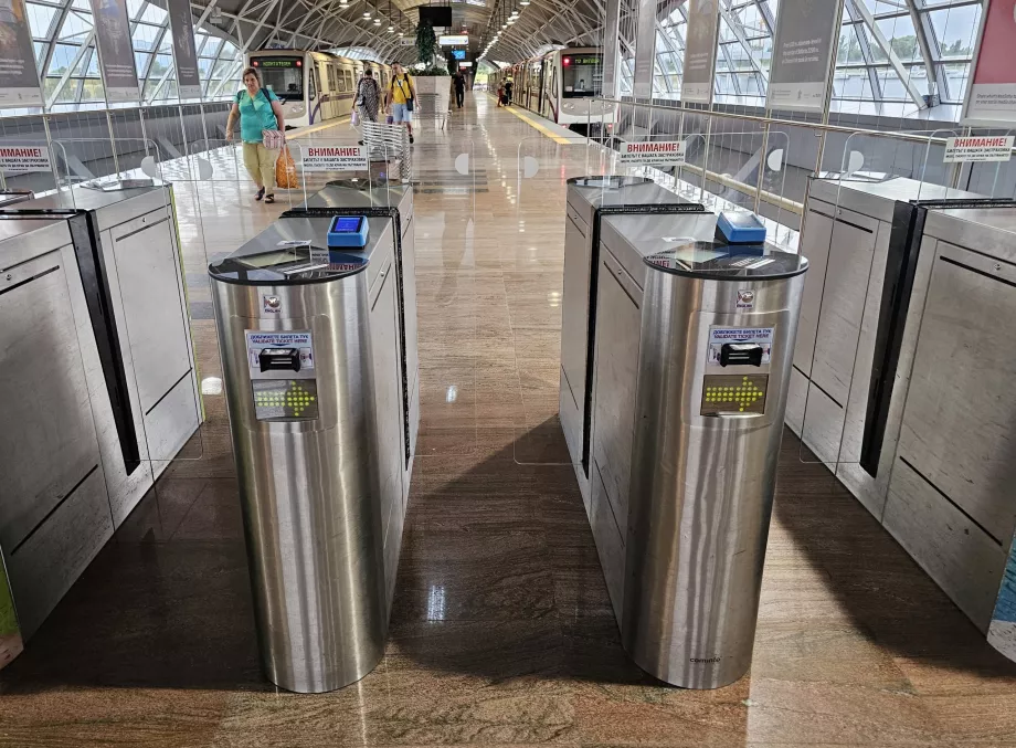 Pintu putar untuk akses ke platform metro