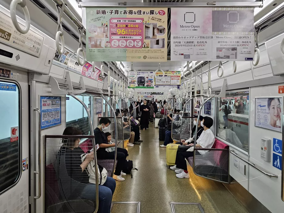 Bagian dalam Osaka Metro