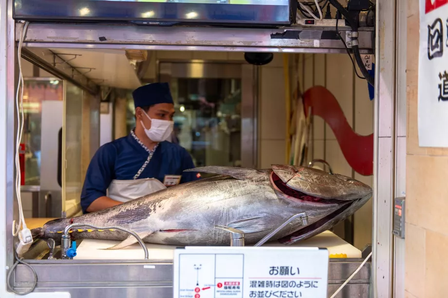 Mengolah tuna di restoran sushi