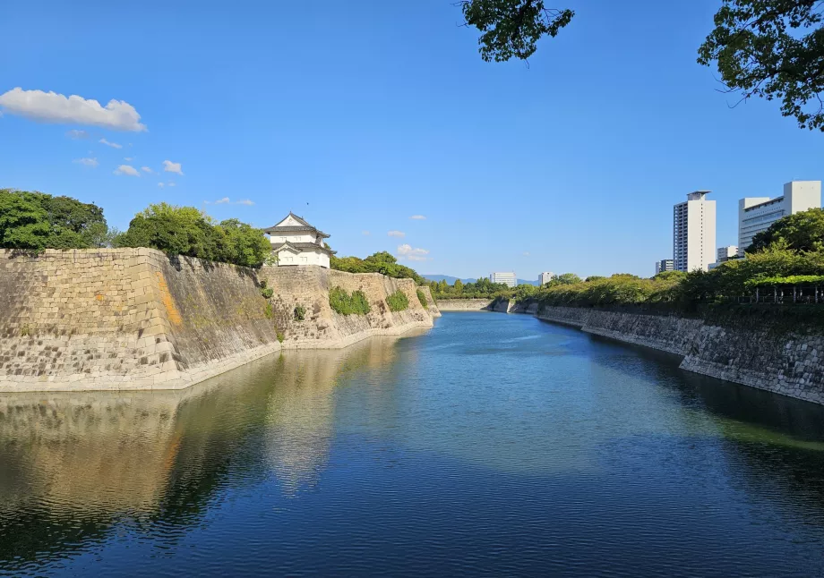 Kastil Osaka, dinding dan parit