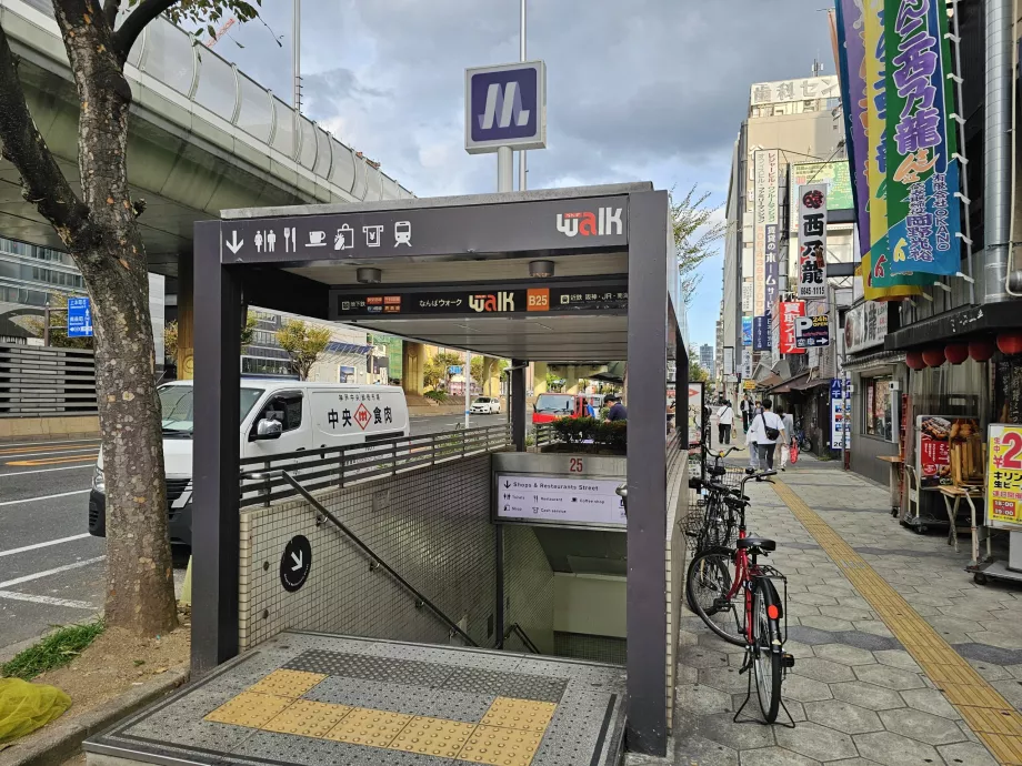 Pintu masuk ke metro