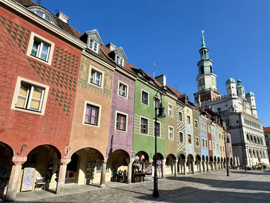 Rumah-rumah penuh warna dan Balai Kota di Stary Rynek di Poznan