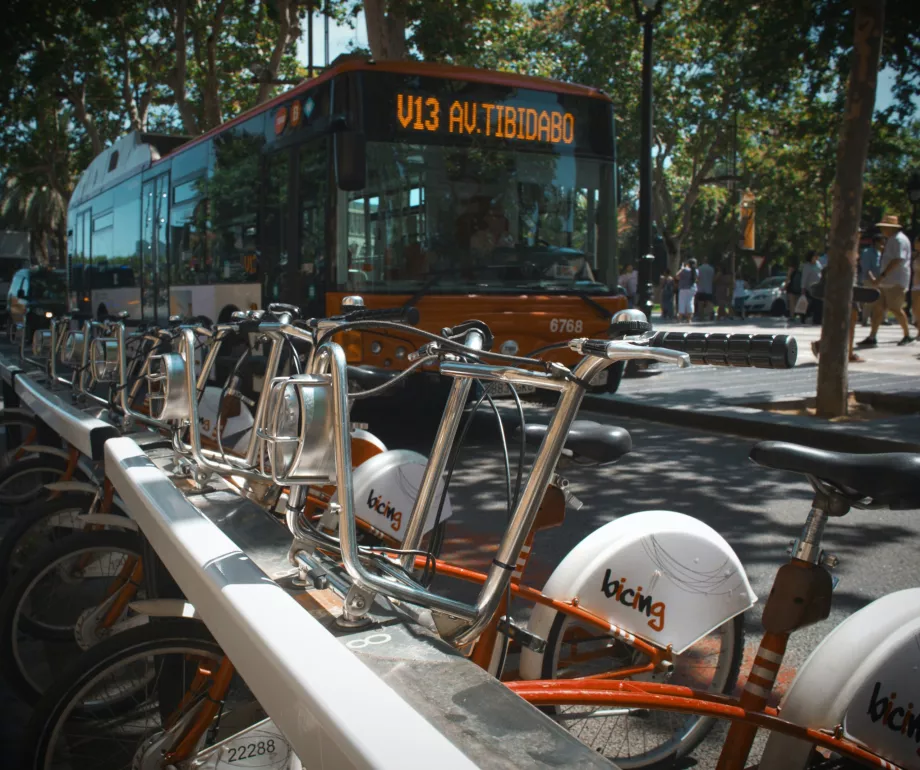 Berbagi bus dan sepeda di Barcelona