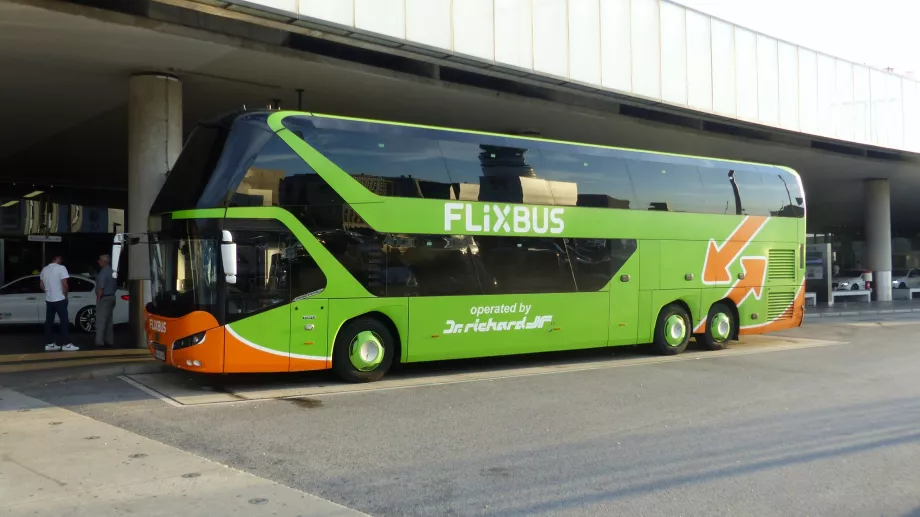 Flixbus di Bandara Wina