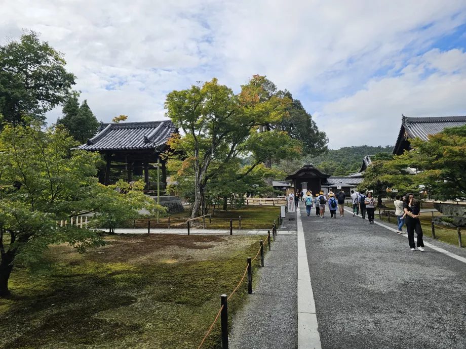 Pintu masuk ke Kuil Kinkakuji