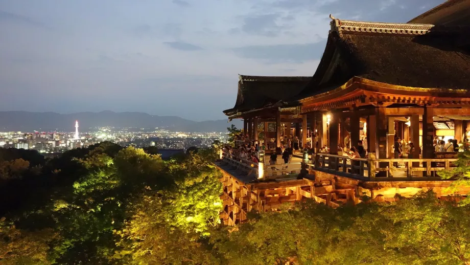 Kiyomizu-dera di malam hari