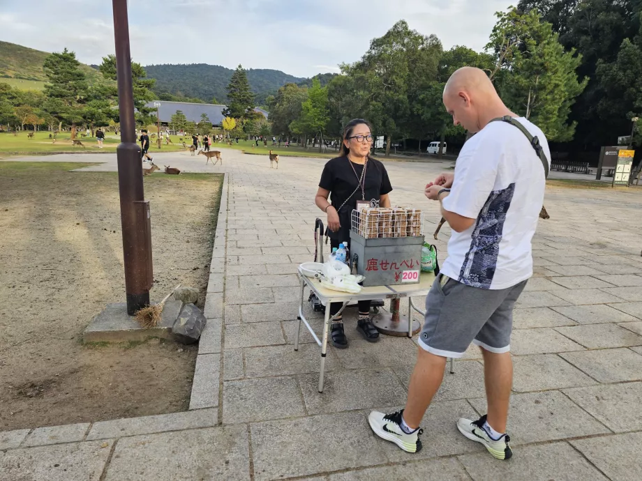 Taman Nara, penjualan makanan untuk rusa