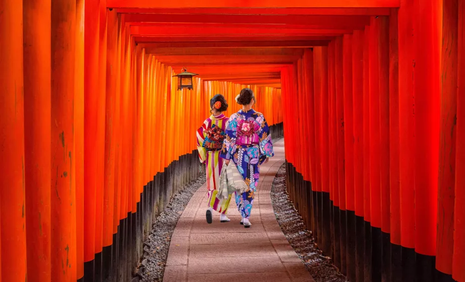 Para wanita dalam balutan kimono di Kyoto