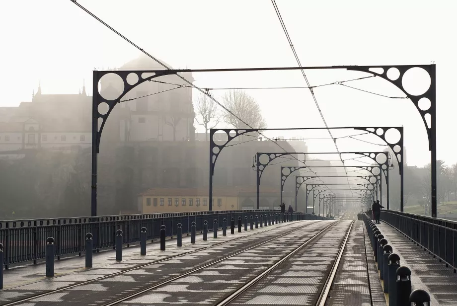 Dek jembatan atas dengan jalur trem