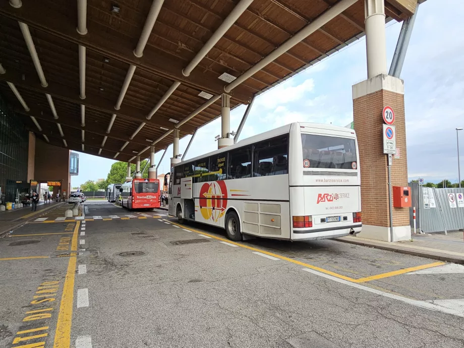 Bus ke Venesia, Mestre dan Treviso AirLink (warna merah di tengah)