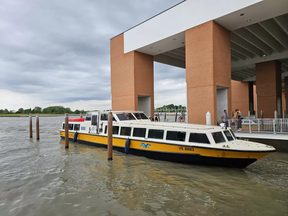 Kapal Alilaguna di bandara