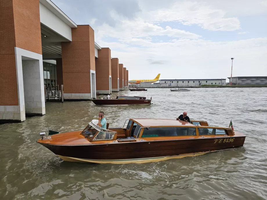 Dermaga di bandara