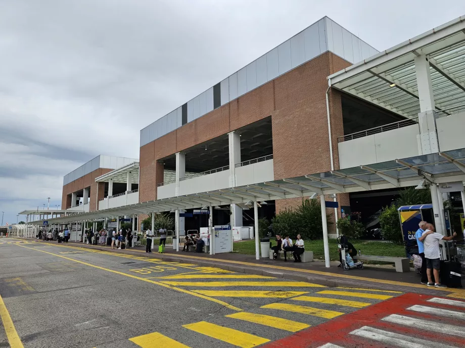 kedatangan melalui bandara Venesia