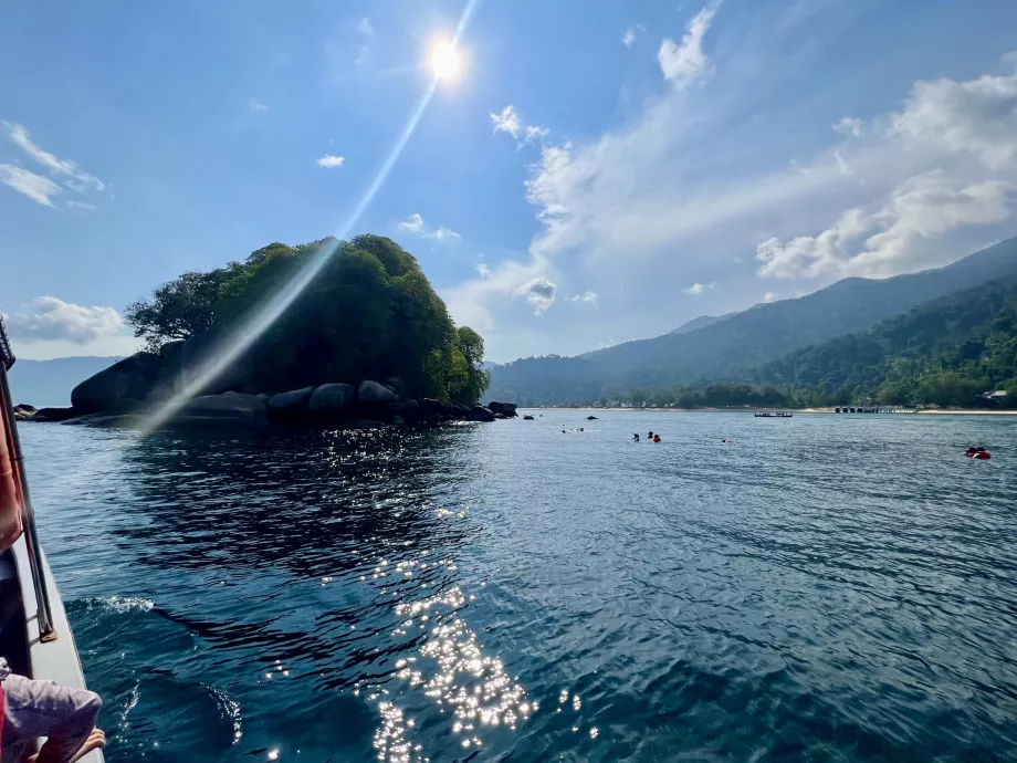 Perjalanan dengan perahu ke Pulau Renggis